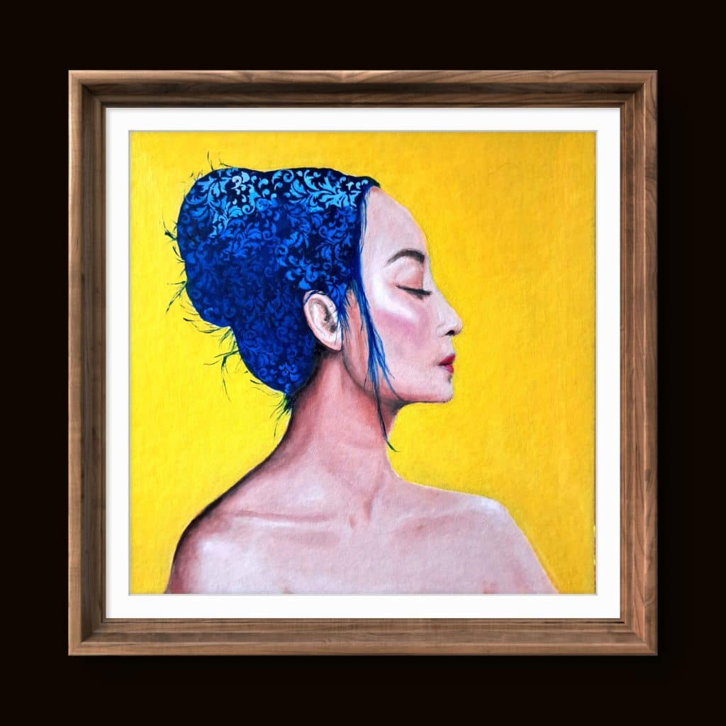 Busto sobre fondo amarillo